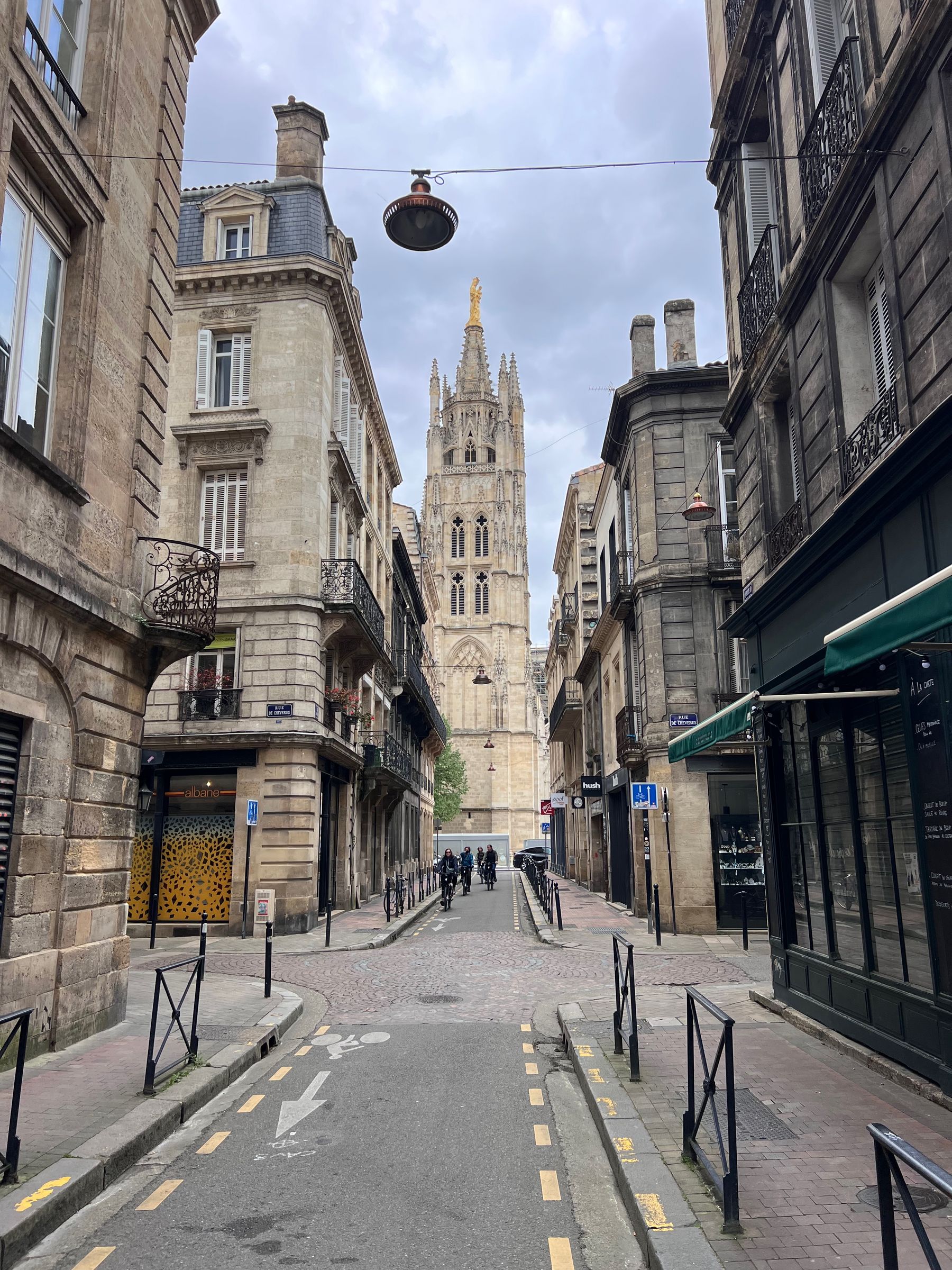 Rue historique de Bordeaux et cathédrale Saint-André